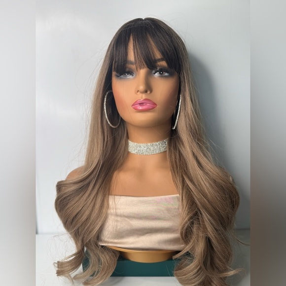 Balayage Caramel Blonde Wavy Wig with Dark Roots - Realistic appearance - Picture 2 of 7